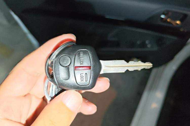 Used Mitsubishi Lancer EX 2016 1.8L CVT Black-and-White Retro Edition Vehicle Key