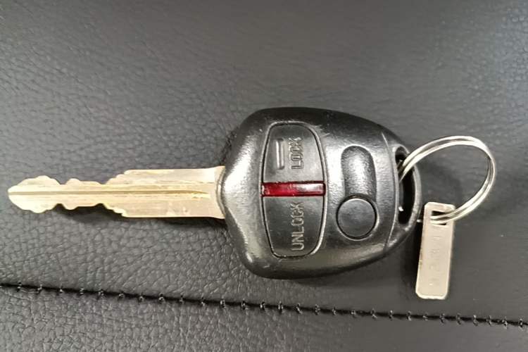 Used Mitsubishi Lancer EX 2016 1.8L CVT Black-and-White Retro Edition Vehicle Key