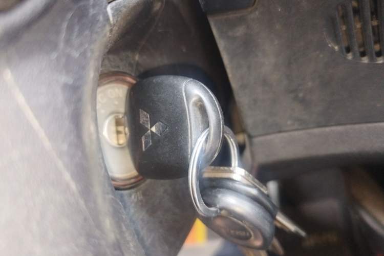 Used Mitsubishi Lancer EX 2016 1.8L CVT Black-and-White Retro Edition Vehicle Key