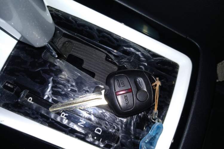 Used Mitsubishi Lancer EX 2016 1.8L CVT Black-and-White Retro Edition Vehicle Key