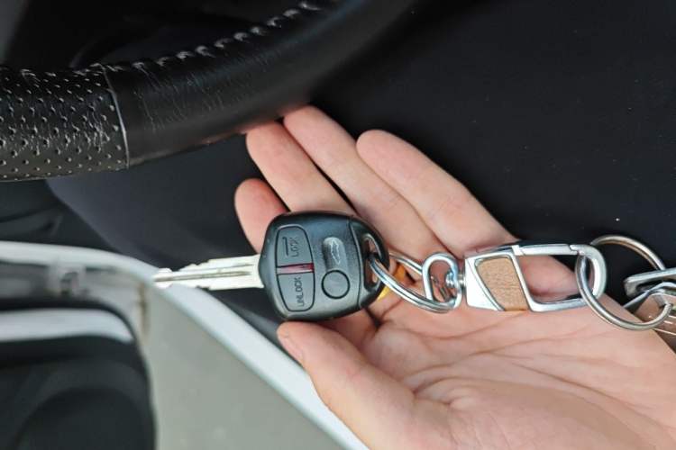 Used Mitsubishi Lancer EX 2016 1.8L CVT Black-and-White Retro Edition Vehicle Key