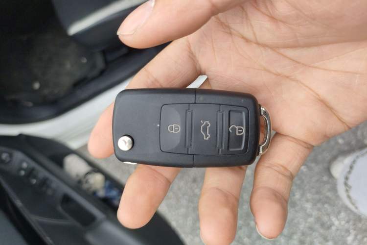Used Mitsubishi Lancer EX 2016 1.8L CVT Black-and-White Retro Edition Vehicle Key