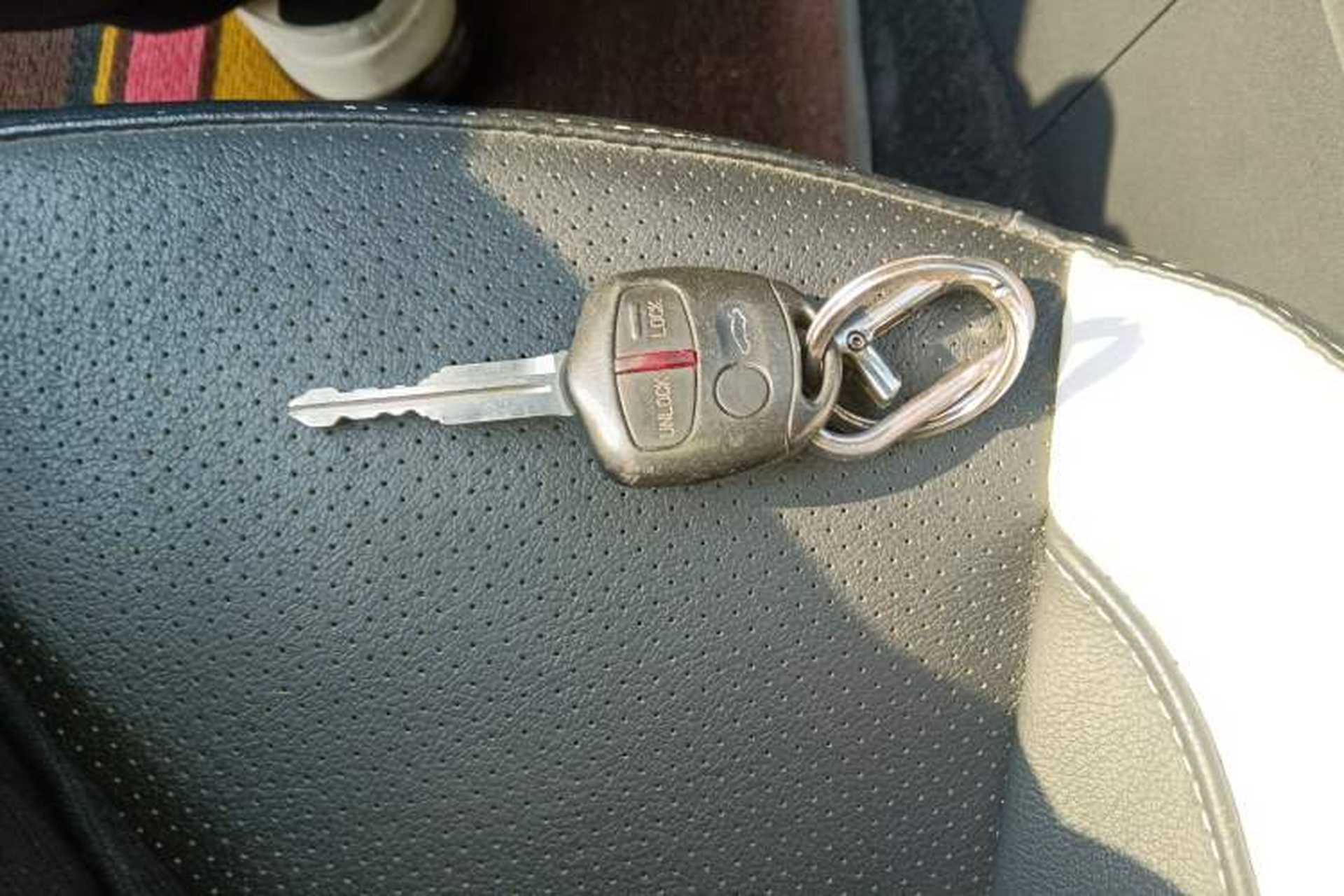 Used Mitsubishi Lancer EX 2016 1.8L CVT Black-and-White Retro Edition Vehicle Key