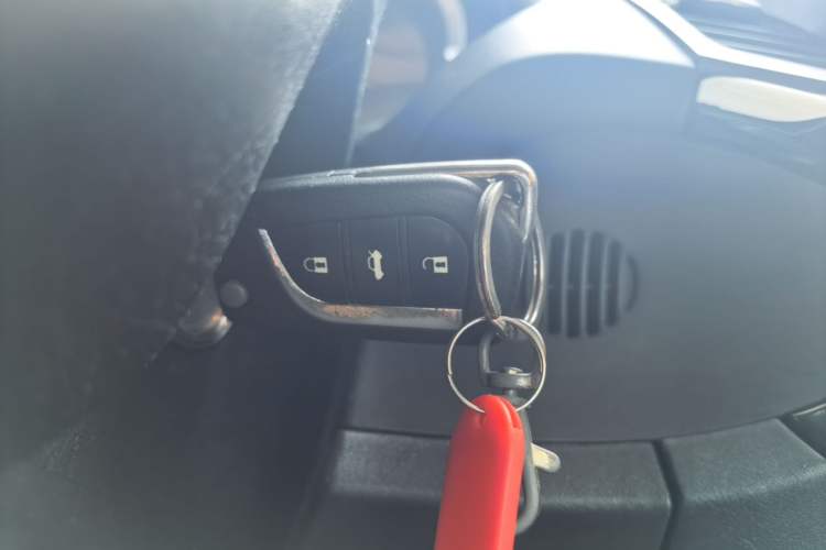 Used Mitsubishi Lancer EX 2016 1.8L CVT Black-and-White Retro Edition Vehicle Key