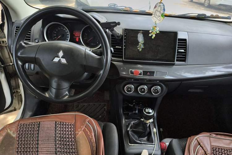 Used Mitsubishi Lancer Fortis 2013 1.8L Manual Comfort Model China IV Standard Center Console