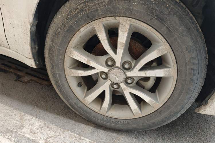 Used Mitsubishi Lancer Fortis 2013 1.6L Manual Comfort Model Right Front Wheel Hub