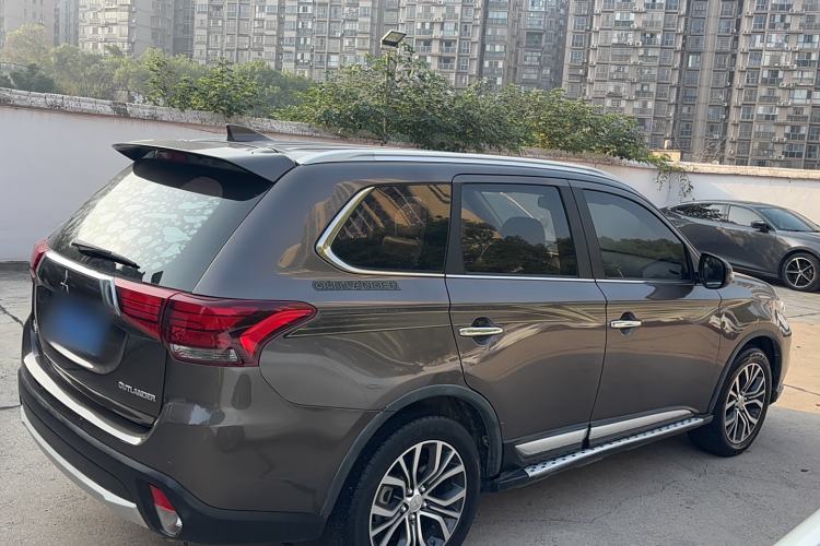 Used Mitsubishi Outlander 2018 2.4L 4x4 Elite Edition 5 Seats Exterior 2