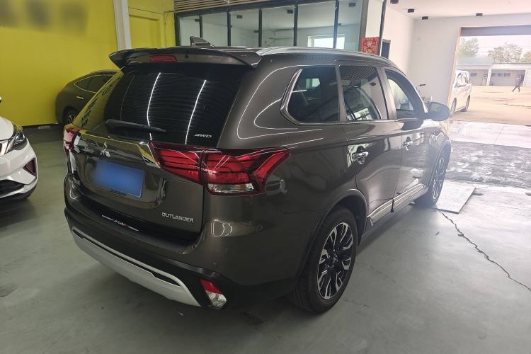Used Mitsubishi Outlander 2019 2.4L 4x4 Zhi Xiang Edition 5 Seats China VI Standard Exterior 3