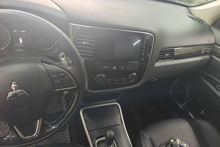 Used Mitsubishi Outlander 2019 2.4L 4x4 Zhi Xiang Edition 5 Seats China VI Standard Interior 3