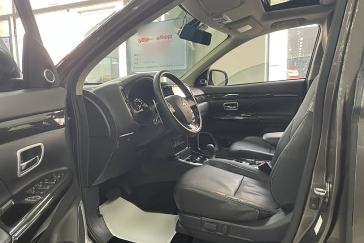 Used Mitsubishi Outlander 2018 2.4L 4x4 Elite Edition 5 Seats Interior 3