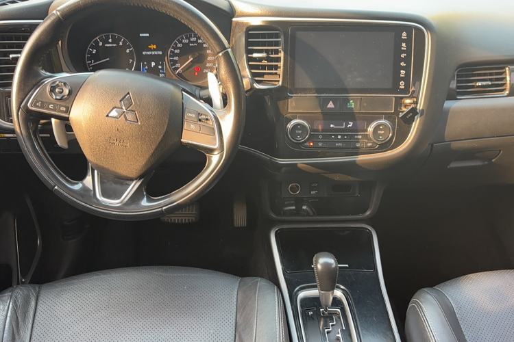 Used Mitsubishi Outlander 2018 2.4L 4x4 Elite Edition 5 Seats Interior 3