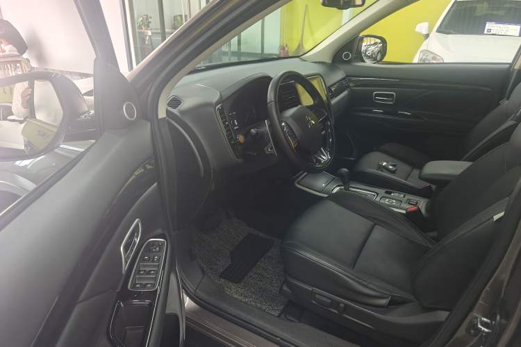 Used Mitsubishi Outlander 2019 2.4L 4x4 Zhi Xiang Edition 5 Seats China VI Standard Interior 4