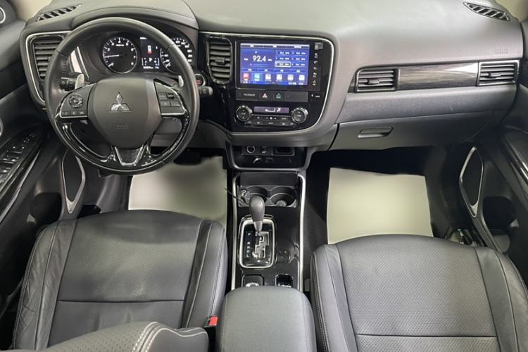Used Mitsubishi Outlander 2018 2.4L 4x4 Elite Edition 5 Seats Interior 4