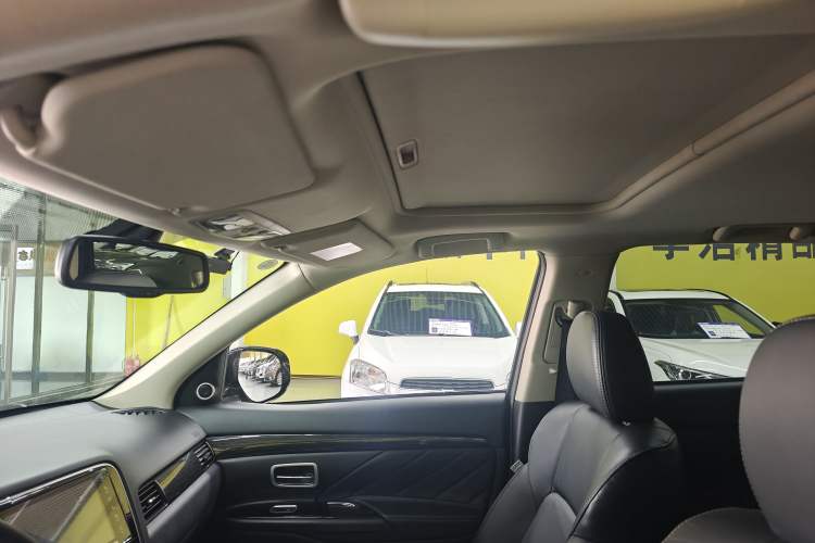 Used Mitsubishi Outlander 2019 2.4L 4x4 Zhi Xiang Edition 5 Seats China VI Standard Interior 5