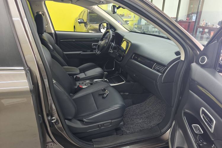 Used Mitsubishi Outlander 2019 2.4L 4x4 Zhi Xiang Edition 5 Seats China VI Standard Interior 6