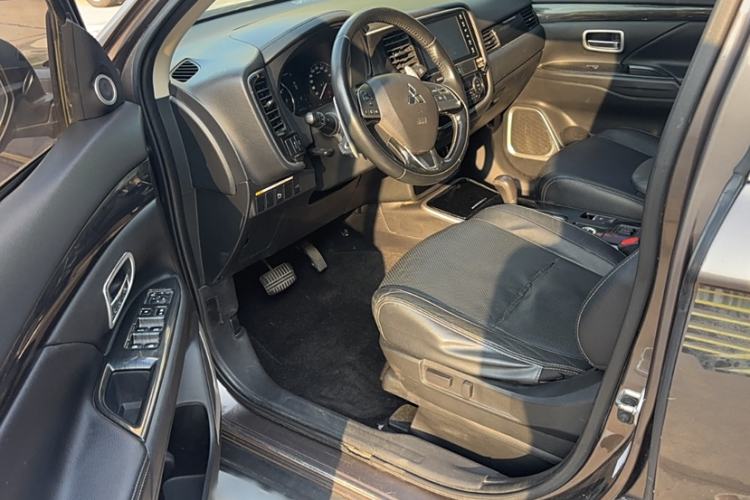 Used Mitsubishi Outlander 2018 2.4L 4x4 Elite Edition 5 Seats Left Front Seat