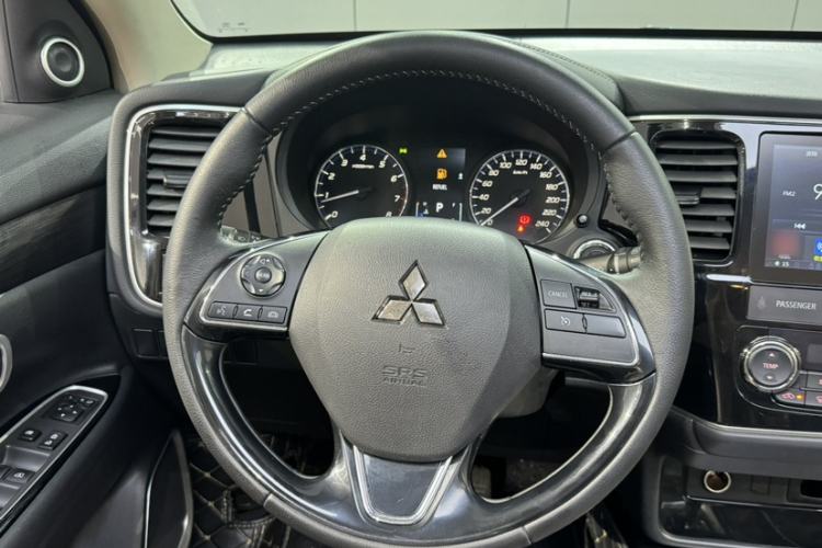 Used Mitsubishi Outlander 2019 2.0L Two-Wheel Drive Comfort Edition 5 Seats China VI Standard Interior 10