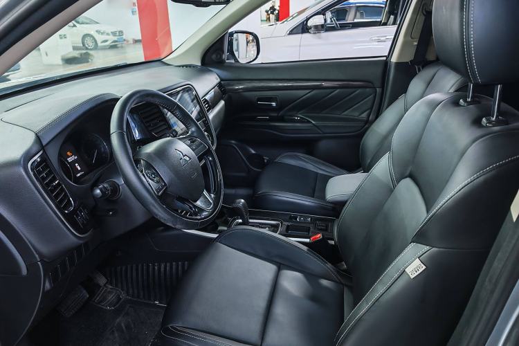 Used Mitsubishi Outlander 2020 2.0L Two-Wheel Drive Enjoyment Version 5 Seats Interior 2