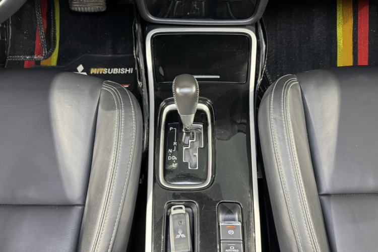 Used Mitsubishi Outlander 2019 2.0L Two-Wheel Drive Comfort Edition 5 Seats China VI Standard Interior 3