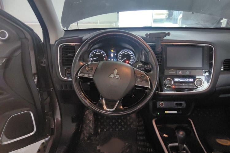 Used Mitsubishi Outlander 2019 2.0L Two-Wheel Drive Comfort Edition 5 Seats China V Standard Interior 3
