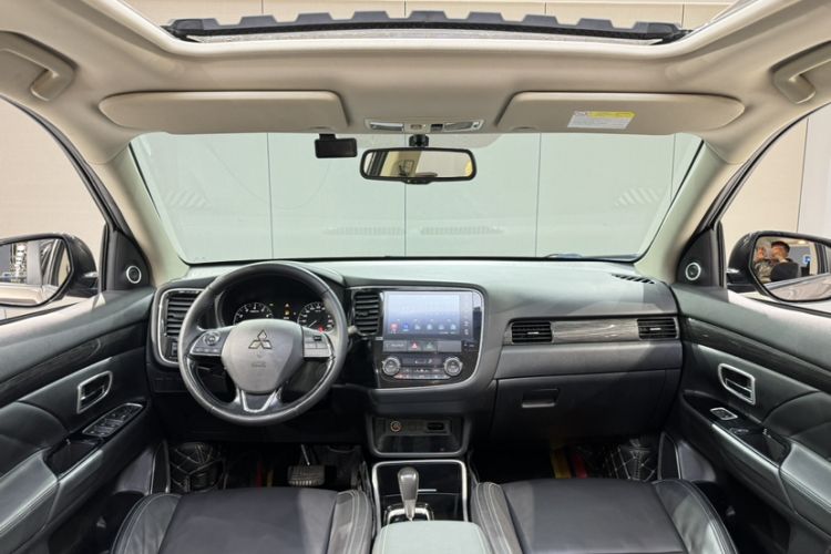 Used Mitsubishi Outlander 2019 2.0L Two-Wheel Drive Comfort Edition 5 Seats China VI Standard Interior 4