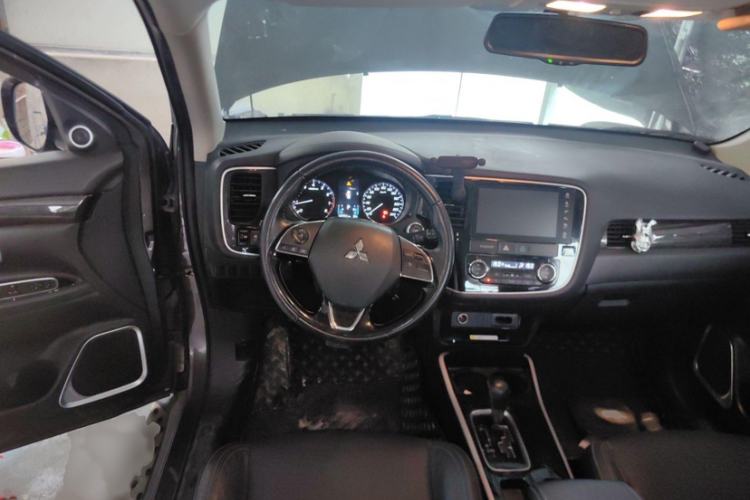 Used Mitsubishi Outlander 2019 2.0L Two-Wheel Drive Comfort Edition 5 Seats China V Standard Interior 4