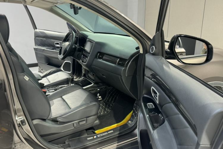 Used Mitsubishi Outlander 2019 2.0L Two-Wheel Drive Comfort Edition 5 Seats China VI Standard Interior 5