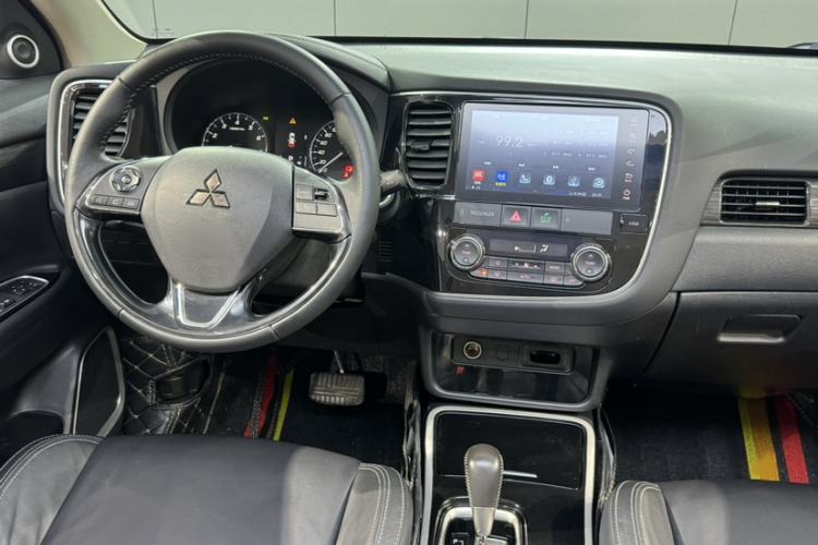 Used Mitsubishi Outlander 2019 2.0L Two-Wheel Drive Comfort Edition 5 Seats China VI Standard Interior 6