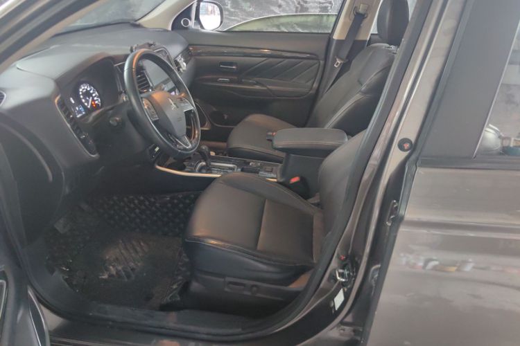 Used Mitsubishi Outlander 2019 2.0L Two-Wheel Drive Comfort Edition 5 Seats China V Standard Interior 6
