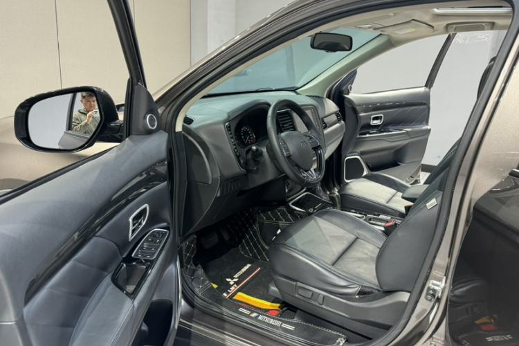 Used Mitsubishi Outlander 2019 2.0L Two-Wheel Drive Comfort Edition 5 Seats China VI Standard Interior 7
