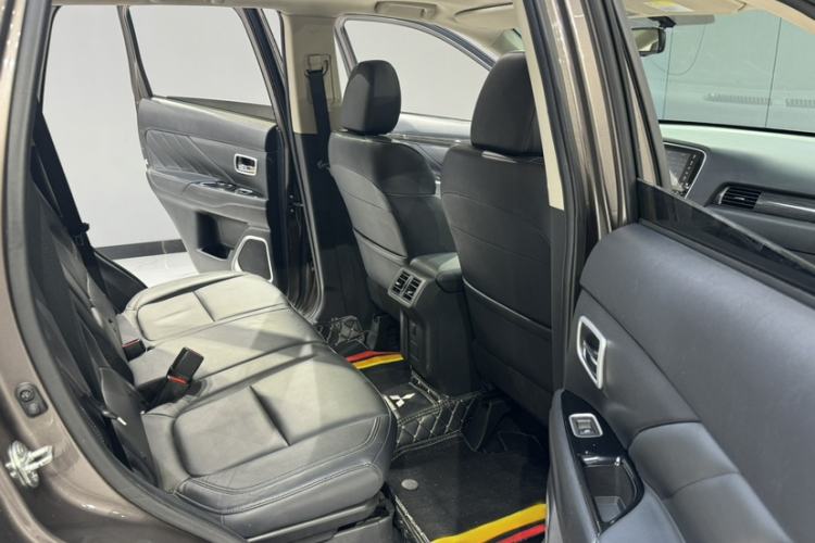Used Mitsubishi Outlander 2019 2.0L Two-Wheel Drive Comfort Edition 5 Seats China VI Standard Interior 9