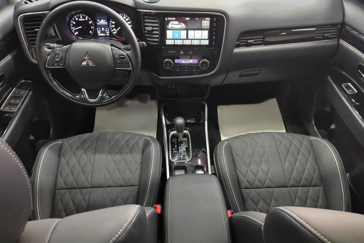 Used Mitsubishi Outlander 2021 Revised Version 2.0L Two-Wheel Drive Enjoyment Edition 5 Seats Interior 2