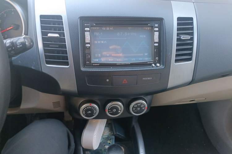 Used Mitsubishi Outlander 2006 3.0 Luxury Model Audio And AC Panel