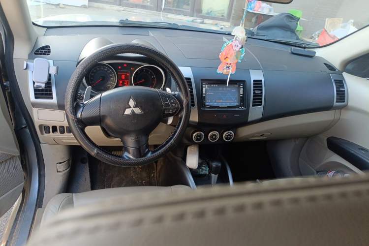 Used Mitsubishi Outlander 2006 3.0 Luxury Model Center Console