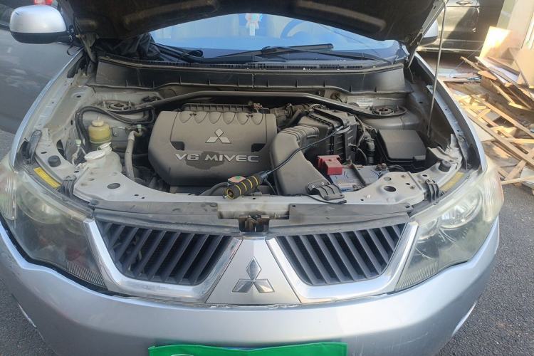 Used Mitsubishi Outlander 2006 3.0 Luxury Model Engine Bay