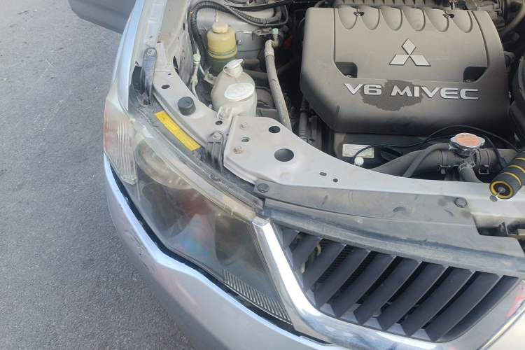 Used Mitsubishi Outlander 2006 3.0 Luxury Model Engine Bay Right