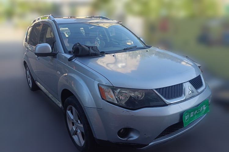 Used Mitsubishi Outlander 2006 3.0 Luxury Model Front Right 45 Deg