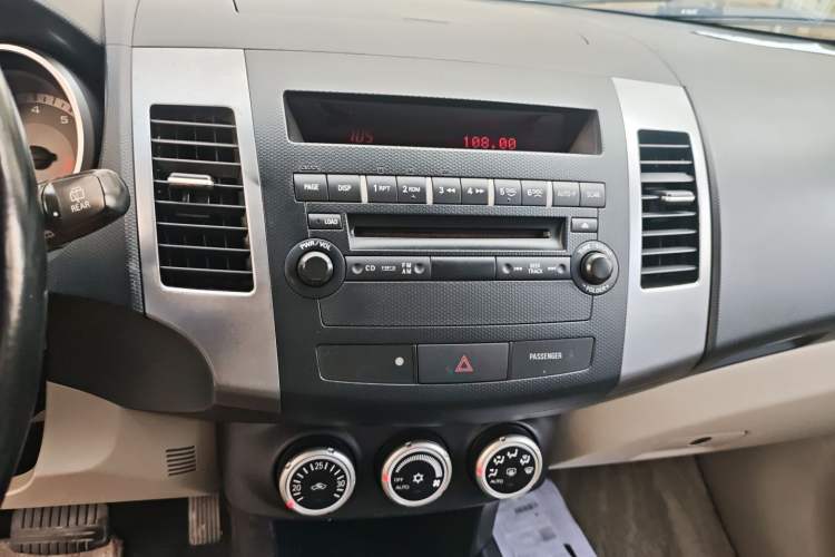 Used Mitsubishi Outlander 2008 3.0 Luxury Edition Audio And AC Panel