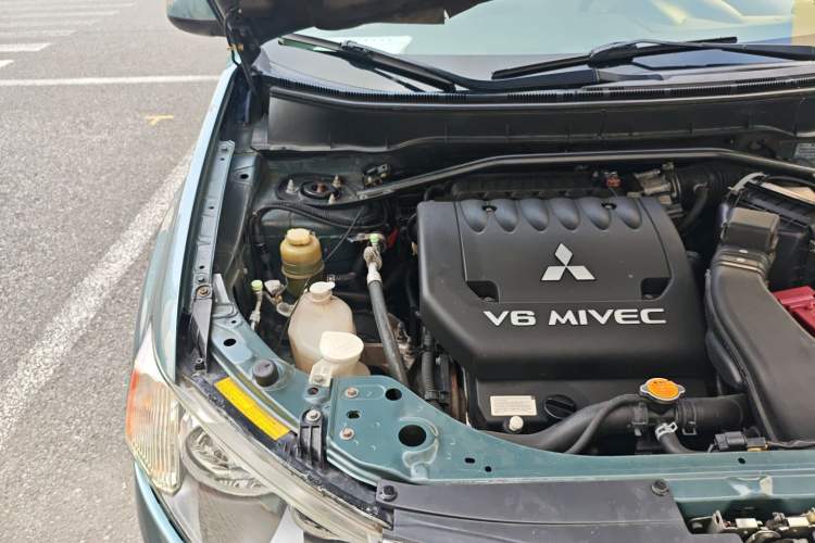 Used Mitsubishi Outlander 2008 3.0 Luxury Edition Engine Bay Right