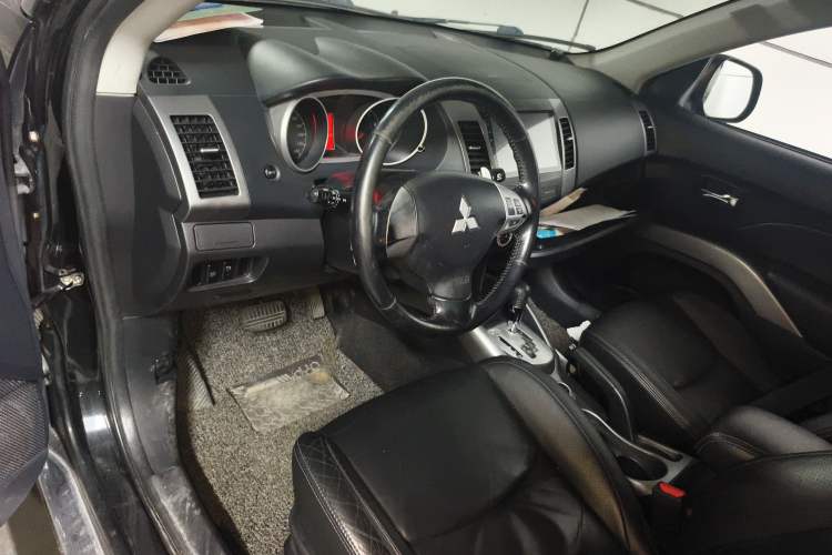 Used Mitsubishi Outlander 2009 3.0 Luxury Edition Center Console