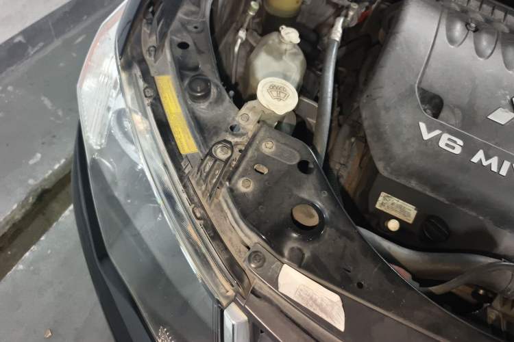 Used Mitsubishi Outlander 2009 3.0 Luxury Edition Engine Bay Right