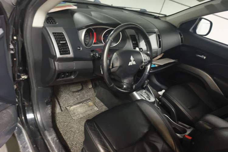 Used Mitsubishi Outlander 2009 3.0 Luxury Edition Steering Wheel