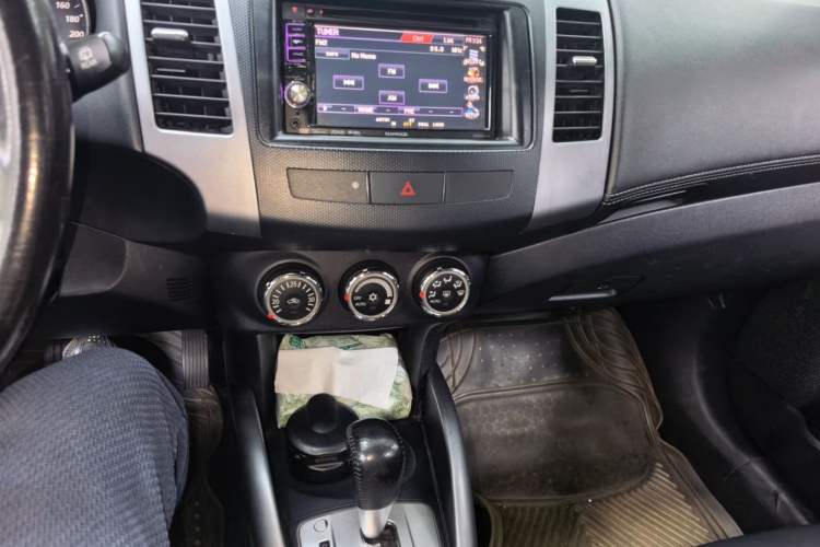Used Mitsubishi Outlander 2010 Kijang 2.0 Sport Edition Audio And AC Panel