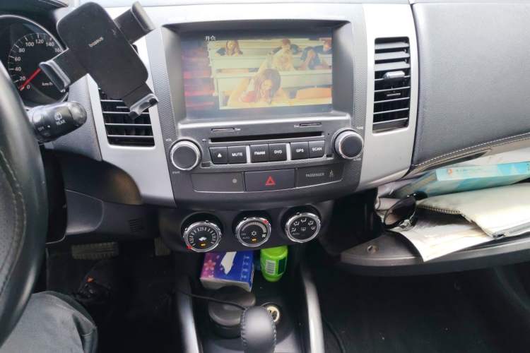 Used Mitsubishi Outlander 2010 Kijang 2.0 Sport Edition Audio And AC Panel
