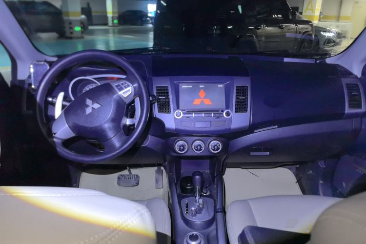 Used Mitsubishi Outlander 2010 Kijang 2.0 Sport Edition Center Console