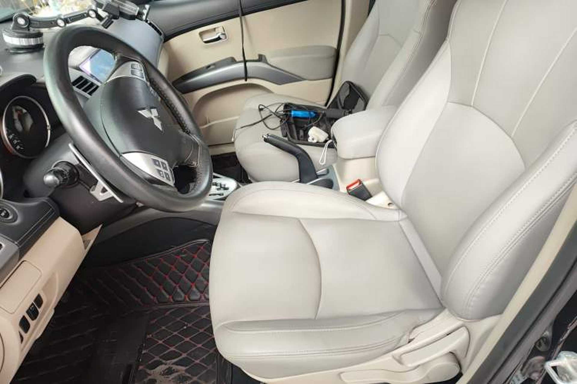 Used Mitsubishi Outlander 2010 Kijang 2.0 Sport Edition Left Front Seat