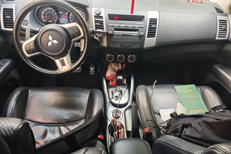Used Mitsubishi Outlander  Center Console