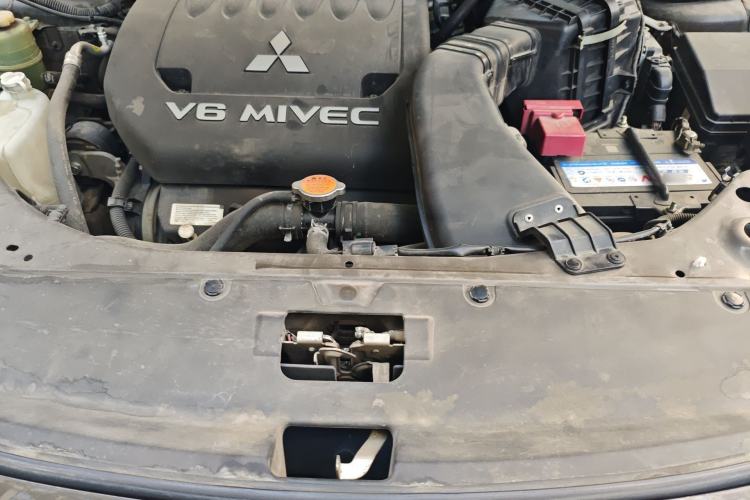 Used Mitsubishi Outlander  Engine Bay
