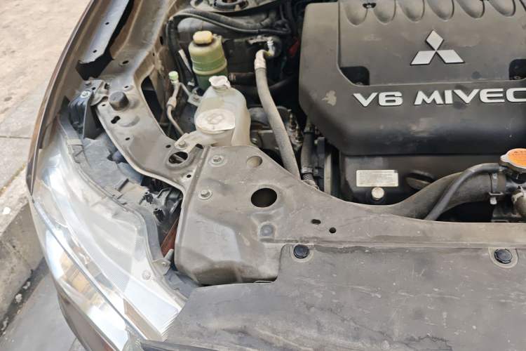 Used Mitsubishi Outlander  Engine Bay Right
