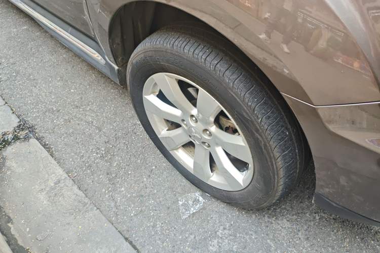 Used Mitsubishi Outlander  Right Front Wheel Hub